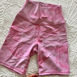 Alo 7” high waist vapor short - pink camouflage
